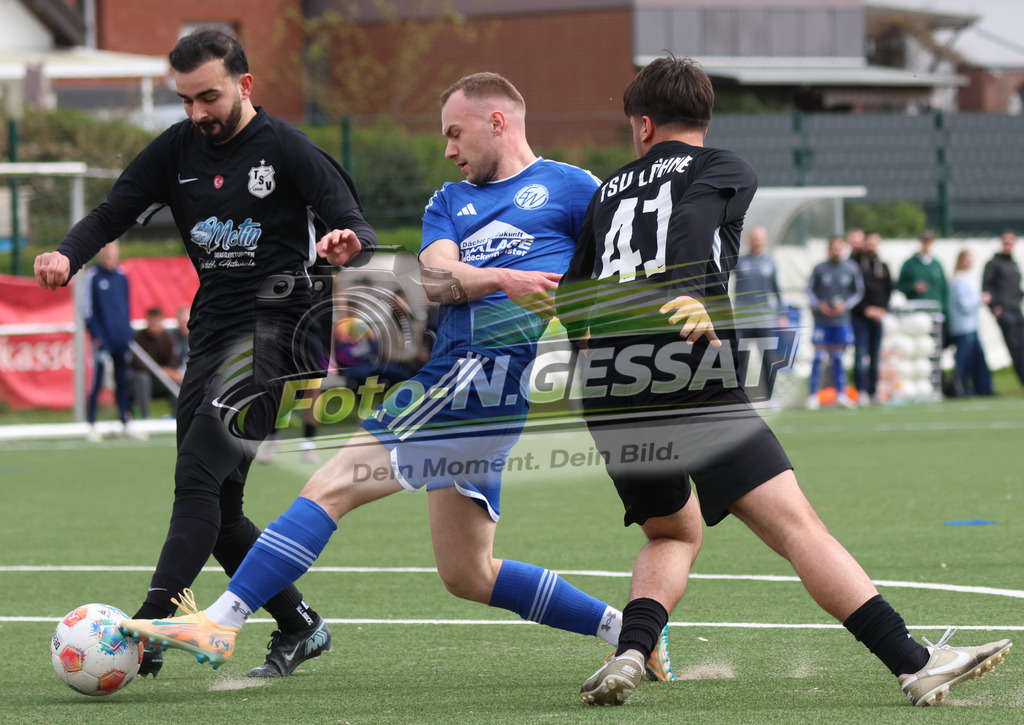 SV Enger-Westerenger - TSV Löhne | Auf dem Bild zu sehen: blau SV Enger-Westerenger: Marlon Meyer ; schwarz TSV Löhne v.l.: Ahmet Balcioglu, Yusuf Yagiz SV Enger-Westerenger, TSV Löhne, Saison 25/26, Kreisliga A, Enger, Deutschland - Realisiert mit Pictrs.com
