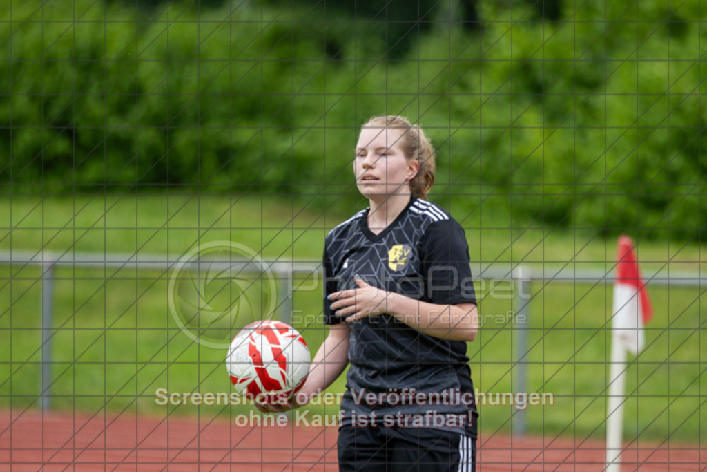 20250504_133731_0184 | #,1.FC Donzdorf (rot) vs. TSV Frommern (schwarz), Fussball, Frauen-Verbandsliga Württemberg, 18. Spieltag, Saison 2024/2025, Rasenplatz Lautertal Stadion, Süßener Straße 16, 73072 Donzdorf, 04.05.2025 - 13:00 Uhr,Foto: PhotoPeet-Sportfotografie/Peter Harich