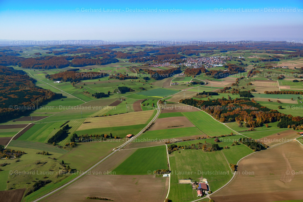 3704766 | Schwäbische Alb bei WESTERHEIM 16.10.2017 Grasflächen- Strukturen einer Feld- und Wiesen- Landschaft  in Westerheim im Bundesland Baden-Württemberg, Deutschland // Structures of a field landscape  in Westerheim in the state Baden-Wuerttemberg, Germany Foto: Gerhard Launer