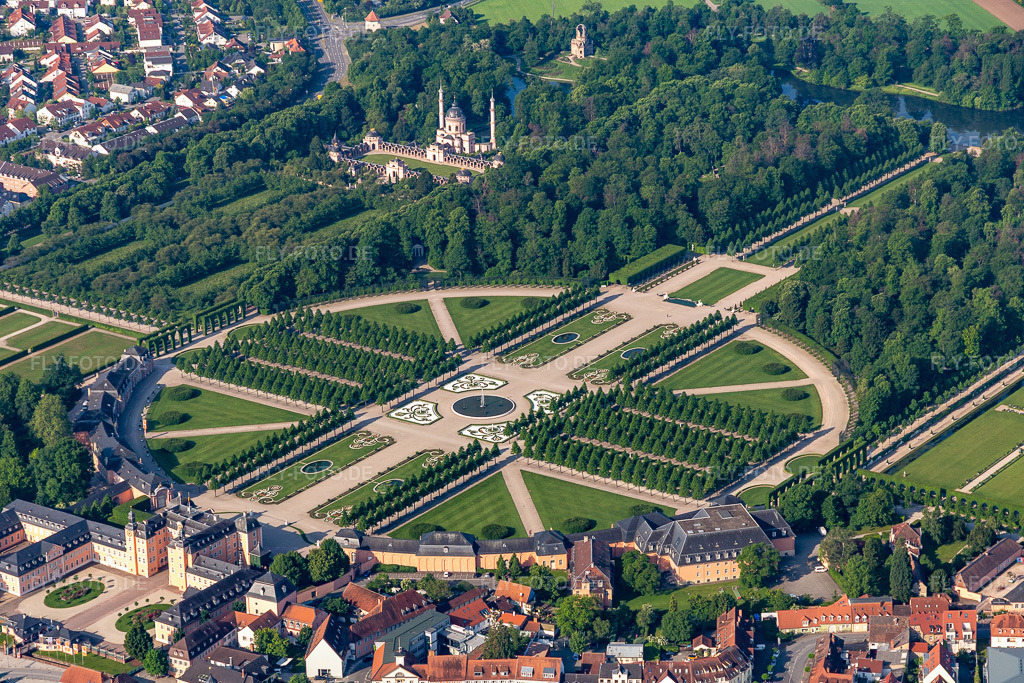 Luftbild: Blick auf das Schloss Schwetzingen und den französische Barockgarten. Das Schloss diente den pfälzischen Kurfürsten als Sommerresidenz und wurde in seiner heutigen Form ab dem Jahr 1697 errichtet in Schwetzingen im Bundesland Baden-Württemberg in Deutschland. Foto: IMG_114227.jpg vom 26.05.2019 durch Werner Riehm/FLY-FOTO.de