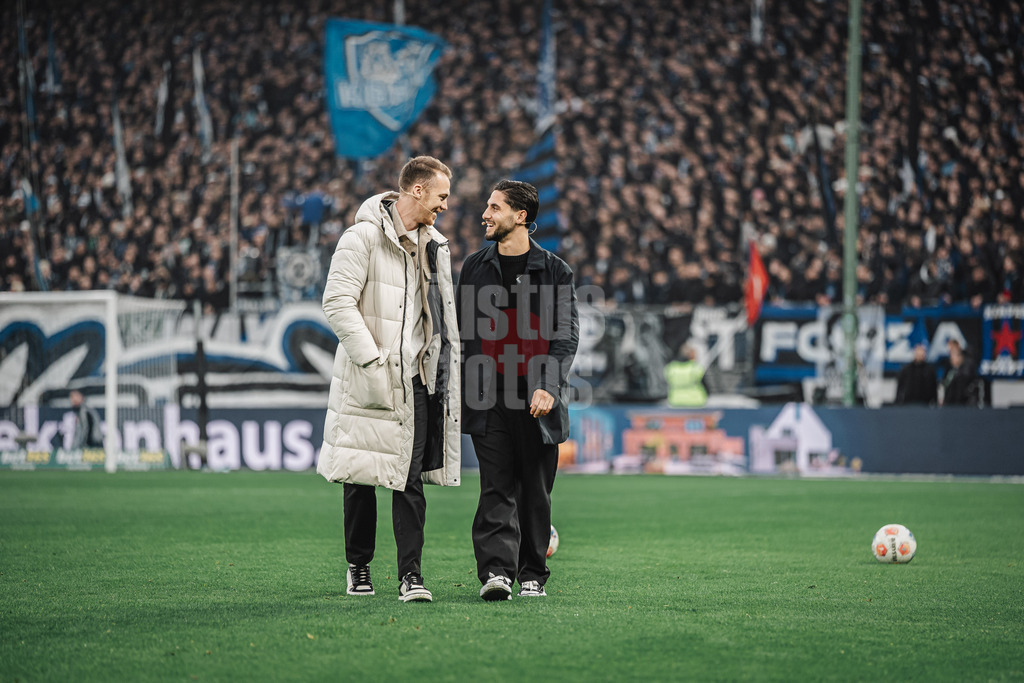 Fußball | Männer | Saison 2025/2026 | 1. Fußball-Bundesliga | 15. Spieltag | Hamburger SV vs. Eintracht Frankfurt | 20.12.2025 | Der HSV verabschiedet sich von Sebastian Schonlau links und Ludovit Reis rechts