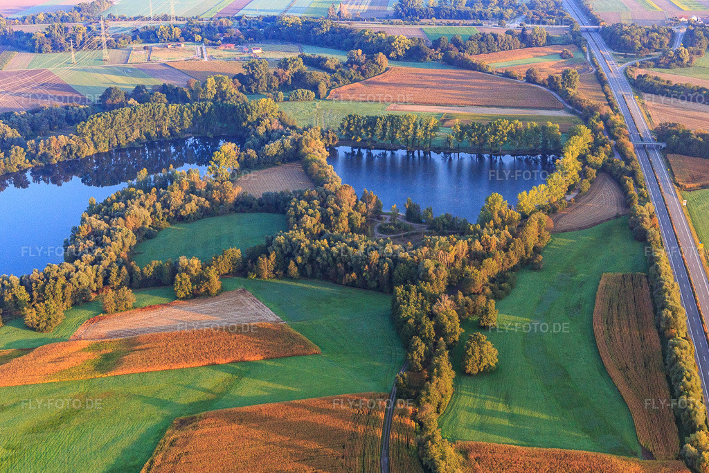 Luftbild: Baggerseen an der B9 in Rheinzabern im Bundesland Rheinland-Pfalz in Deutschland. Foto: IMG_129751.jpg vom 10.10.2021 durch Werner Riehm/FLY-FOTO.de