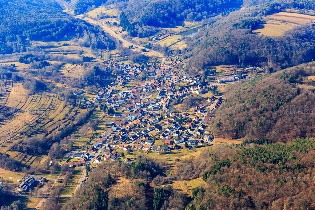 Luftbild: Ortsansicht von Osten in Silz im Bundesland Rheinland-Pfalz in Deutschland. – Foto: IMG_096988.jpg vom 25.02.2017 durch Werner Riehm/FLY-FOTO.de – Auflösung des Originals: 5472 x 3648 px