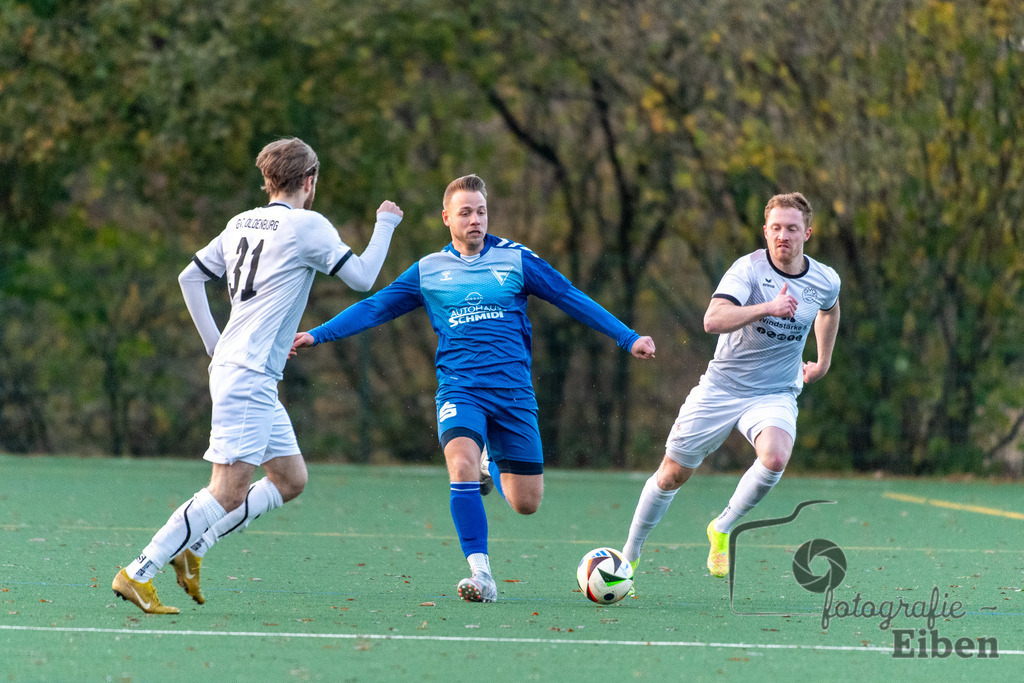 GVO Oldenburg-WSC Frisia | Herren Bezirksliga 2; GVO Oldenburg (weiß)-WSC Frisia Wilhelmshaven (blau) am 16.11.2025 in Oldenburg (Sportanlage GVO); Photo: Philip Eiben 2025 - Realisiert mit Pictrs.com