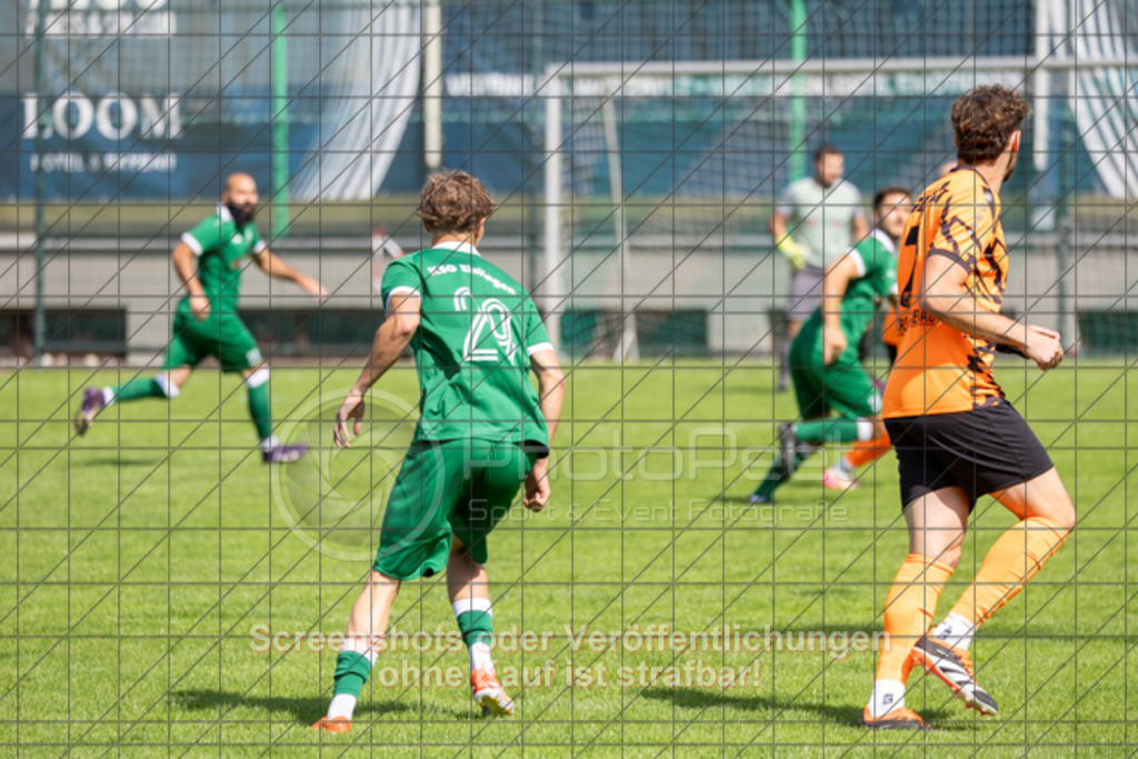 20250824_150327_0236 | #,KSG Eislingen (grün) vs. SGM Jebenhausen-Bezgenriet (orange), Fussball, Kreisliga A3 - Bezirk Neckar/Fils, 01. Spieltag, Saison 2025/2026, Rasensportplatz, Albstraße 69, 73054 Eislingen, 24.08.2025 - 15:00 Uhr,Foto: PhotoPeet-Sportfotografie/Peter Harich