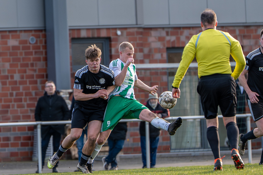 Fußball I Herren I Saison 2025-2026 I Bezirksliga Weser-Ems 4 I 21. Spieltag I TuS Lutten - SW Osterfeine I 4280 | jns.sportfotos - Realisiert mit Pictrs.com