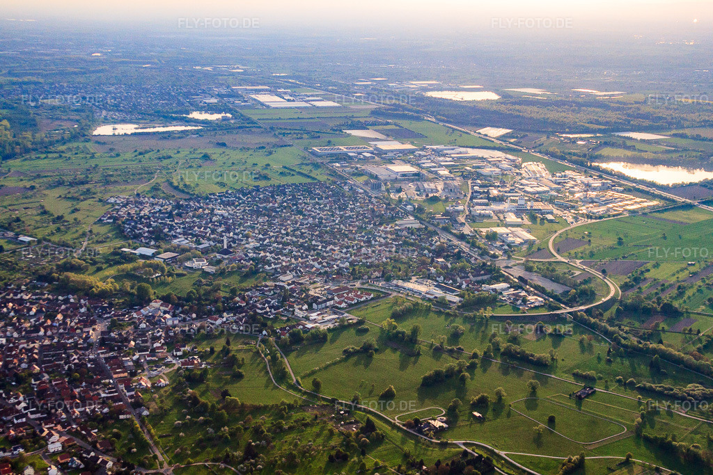 Luftbild: Ortsansicht von Nordosten mit Industriegebiet Daimlerstr in Malsch im Bundesland Baden-Württemberg in Deutschland. – Foto: IMG_26944.jpg vom 28.04.2010 durch Werner Riehm/FLY-FOTO.de – Auflösung des Originals: 4752 x 3168 px