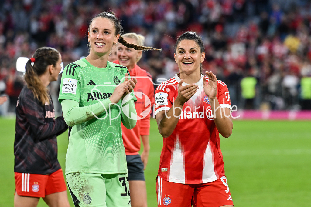FC Bayern München - Bayer 04 Leverkusen | Die Spielerinnen des FC Bayern laufen nach dem Heimsieg gegen Leverkusen eine Ehrenrunde in der Arena, im Bild Ena MAHMUTOVIC (FC Bayern München Frauen #32) und Jovana DAMNJAVOVIC (FCB #9) / Google Pixel Frauen-Bundsliga: FC Bayern München - Bayer 04 Leverkusen; Allianz Arena am 06.09.2025