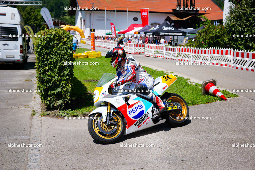 P1036932-2 | Erleben Sie atemberaubende, hochqualitative Fotos Ihrer Fahrt entlang der malerischen Alpenstraßen. Besuchen Sie alpineshots.com, um professionelle Aufnahmen Ihrer unvergesslichen Reise zu finden und zu kaufen - Realisiert mit Pictrs.com