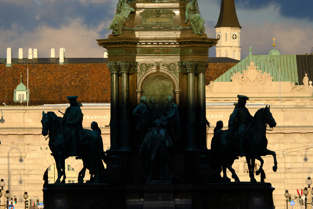 Maria-Theresien-Denkmal am Maria-Theresien-Platz | Wien, Austria - November 18, 2025: Maria-Theresien-Denkmal am Maria-Theresien-Platz. - Realisiert mit Pictrs.com