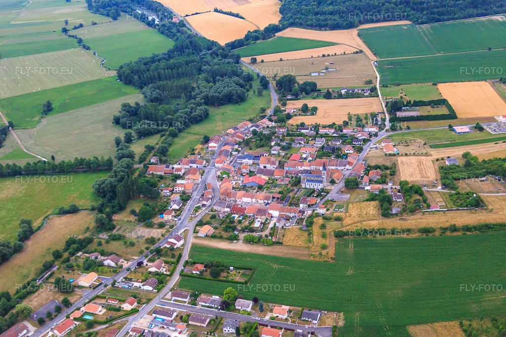 Vue aérienne: Vue de la ville depuis le nord à Dompcevrin dans le département Meuse, France.Photo: IMG_083375.jpg prise le 12/07/2015 par Werner Riehm/FLY-FOTO.euRésolution de l'original: 5349 x 3566 px
