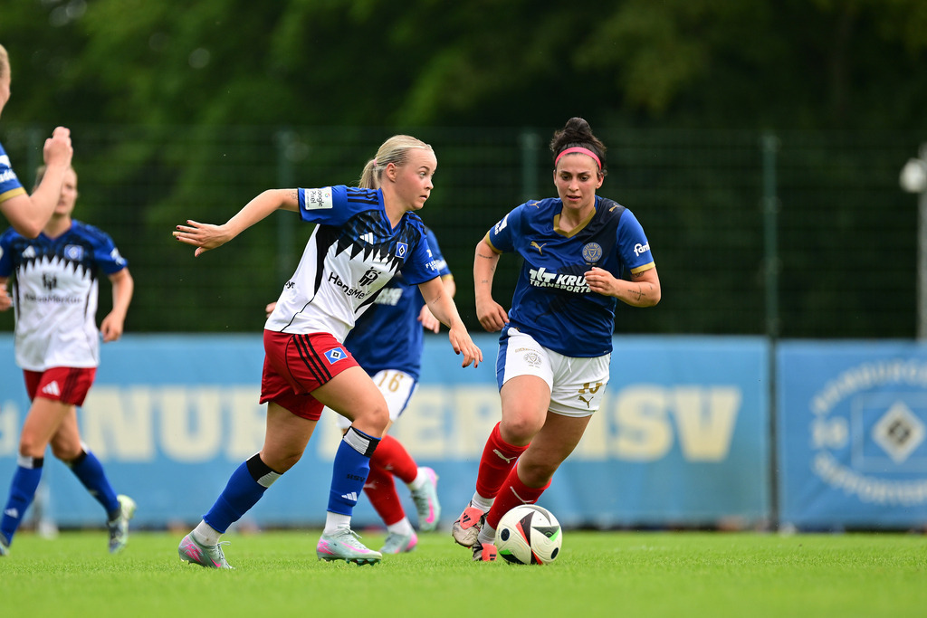 Fußball I Frauen I Saison 2025-2026 I Testspiel I Hamburger SV - Holstein Kiel | Mia Büchele (17, Hamburger SV) Aryanna Naward (15, Holstein Kiel) - Realisiert mit Pictrs.com