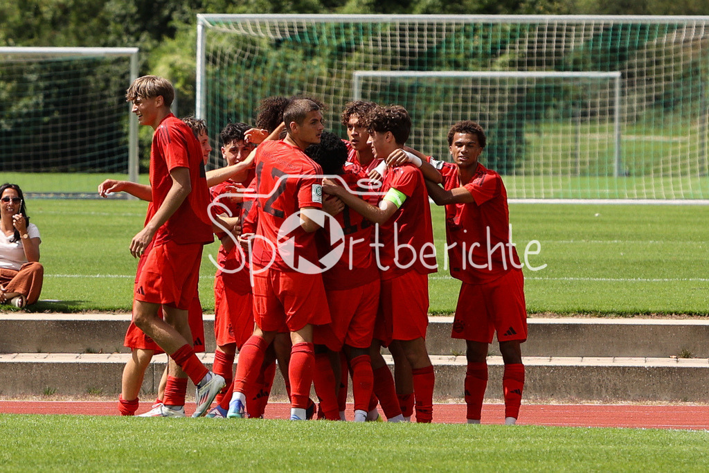 SpVgg Unterhaching U19 - FC Bayern München U19 | Jubel der kleinen Bayern nach dem erlösendem Treffer zum 0-1 durch Roko MIJATOVIC (FCB #4) / Freude / Happy / tor / Torschutze