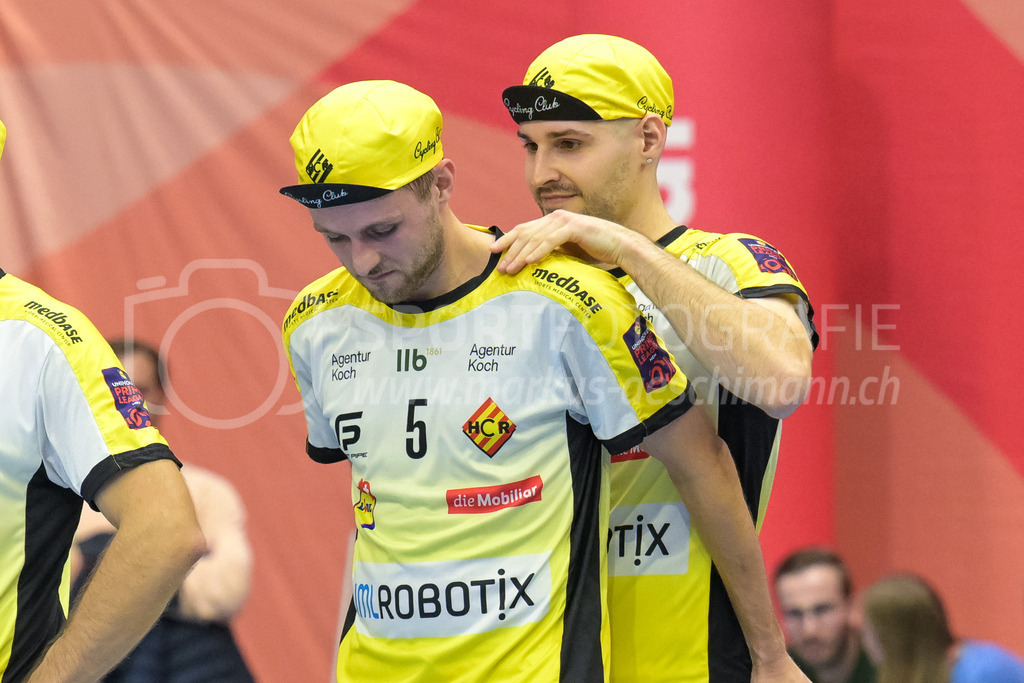 Zug United vs HC Rychenberg - 22. February 2025 | Zug United vs HC RychenbergSporthalle Wankdorf, BernNico Mutter (#61 HC Rychenberg Winterthur) gibt Johan Larsson (#5 HC Rychenberg Winterthur) eine Nackenmassage.Bild: Sportfotografie Markus Aeschimann | www.markus-aeschimann.ch - Realisiert mit Pictrs.com