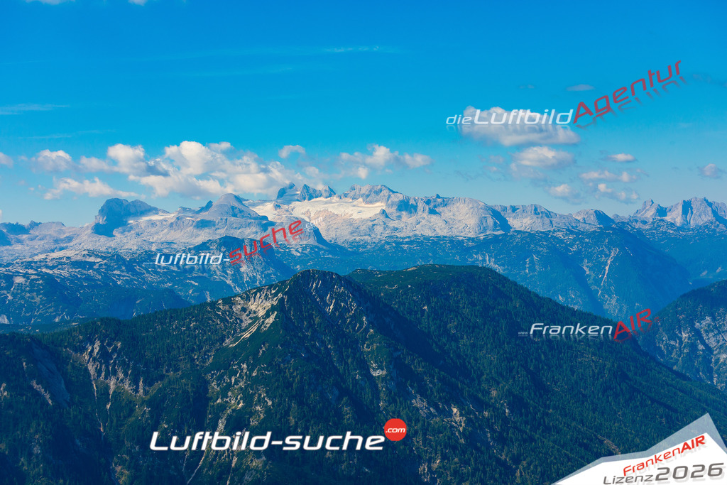Klassische Luftaufnahme ohne Drohne zeigt:Dachstein Gletscher bei Hallstatt - Die Luftbildaufnahme wurde 2025 vom UL-Flugzeug heraus erstellt ( keine Drohne ) - Hochauflösende Luftaufnahme -Nicht vergleichbar mit Google Maps oder Satelittenbilder- Die Geschenkidee !Mit Lizenz und Bildrechte bestellbar