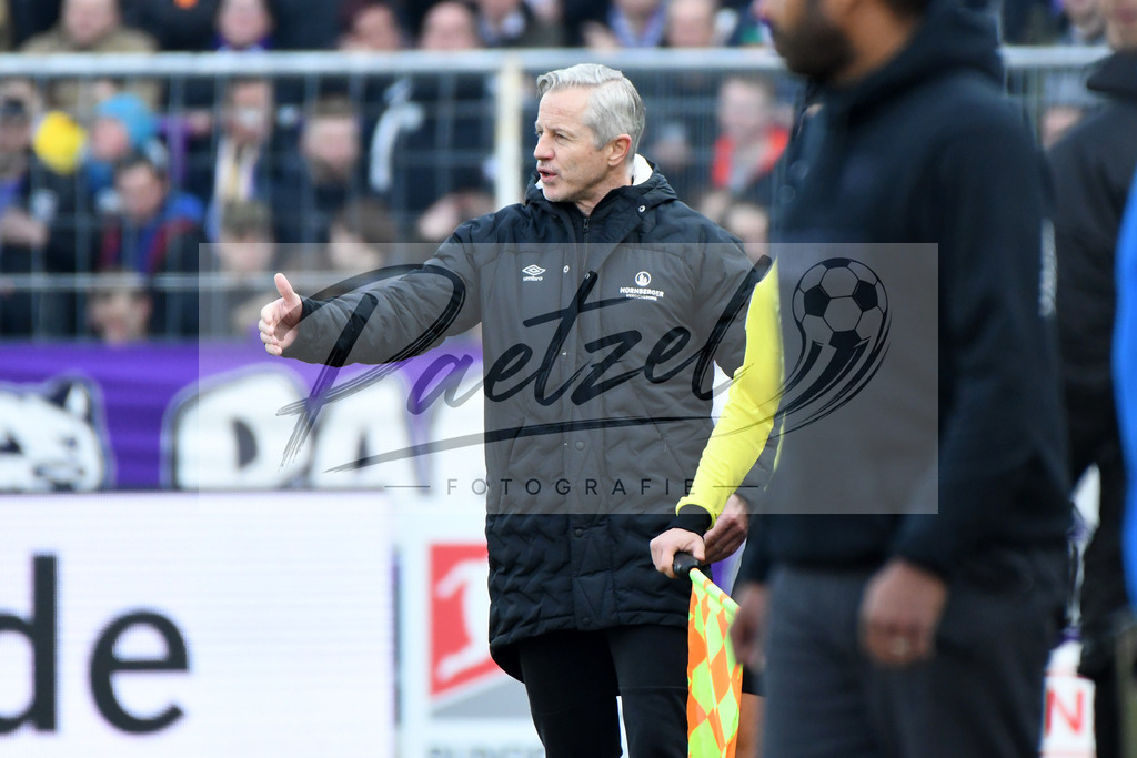 20200208_OSNFCN_0093 | Fußball, Herren: Trainer Jens Keller (1. FC Nuernberg) gestikuliert waehrend des Spiels der 2. Bundesliga zwischen VfL Osnabrueck und 1. FC Nuernberg im Stadion an der Bremer Bruecke am 08.02.2020 in Osnabrueck, Deutschland.DFB / DFL REGULATIONS PROHIBIT ANY USE OF PHOTOGRAPHS AS IMAGE SEQUENCES AND/OR QUASI-VIDEO. - Realisiert mit Pictrs.com