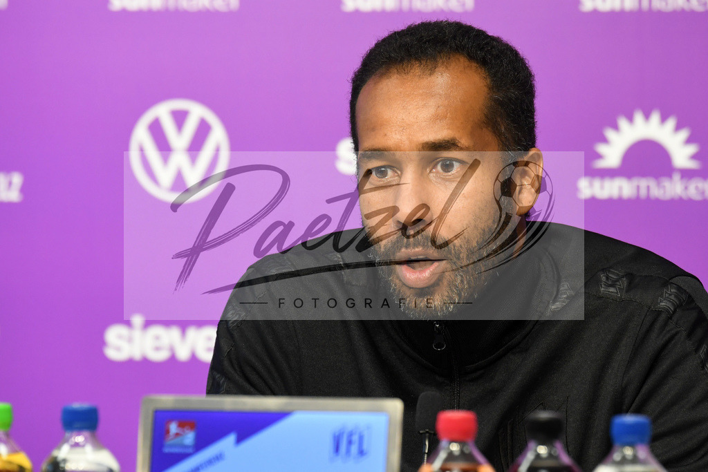 20200127_PKOSNA_0025 | Fußball, Herren: Trainer Daniel Thioune (VfL Osnabrück) schaut bei der Pressekonferenz des VfL Osnabrück am 27.01.2020 im Stadion an der Bremer Brücke in Osnabrück, Deutschland.(Foto von Nico Paetzel) - Realisiert mit Pictrs.com