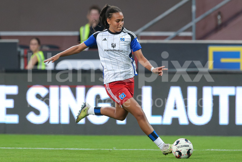 Fussball, DFB-Pokal Frauen, FC St. Pauli - Hamburger SV | v.li.: Lisa Baum (Hamburger SV, 11) Freisteller, Einzelbild, Ganzkörper, Aktion, Action, Spielszene, DIE DFB-RICHTLINIEN UNTERSAGEN JEGLICHE NUTZUNG VON FOTOS ALS SEQUENZBILDER UND/ODER VIDEOÄHNLICHE FOTOSTRECKEN. DFB REGULATIONS PROHIBIT ANY USE OF PHOTOGRAPHS AS IMAGE SEQUENCES AND/OR QUASI-VIDEO.