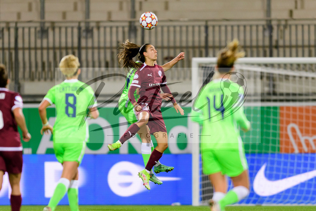 WOBSER20211013_023 | Fussball, Frauen: Joelle Wedemeyer (VfL Wolfsburg) und Natalia Padilla-Bidas (Servette FCCF) im Zweikampf beim Spiel der UEFA Women´s Champions League zwischen VfL Wolfsburg und Servette FC im AOK-Stadion am 13.10.2021 in Wolfsburg, Deutschland. - Realisiert mit Pictrs.com