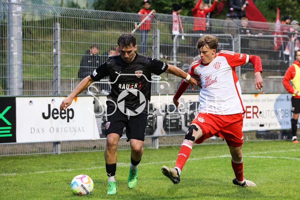 TSV Buchbach - FC Bayern Amateure | im Duell Samed BAHAR (TSV #16) und Jonathan JENSEN (FCB #49) / Zweikampf
