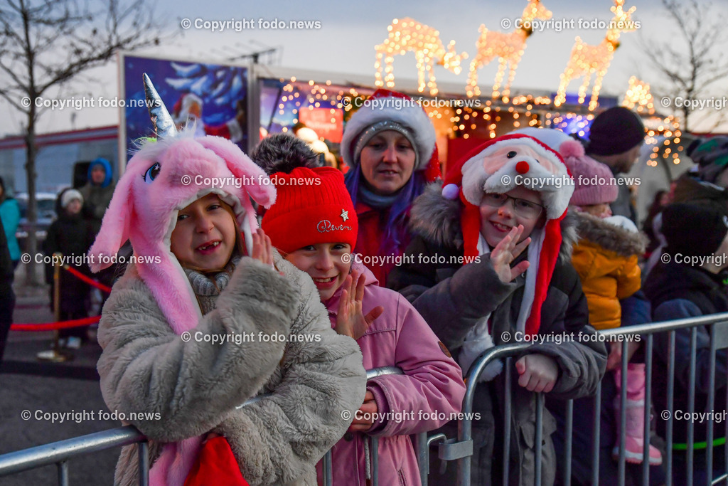 Coca Cola Weihnachtstruck in Linz_ 13.12.2022-7 | 13.12.2022, Linz, AUT, Maxi Markt Linz, im Bild Coca Cola Weihnachtstruck in Linz 2022, warten auf den Truck, Menschen, Besucher, Kinder