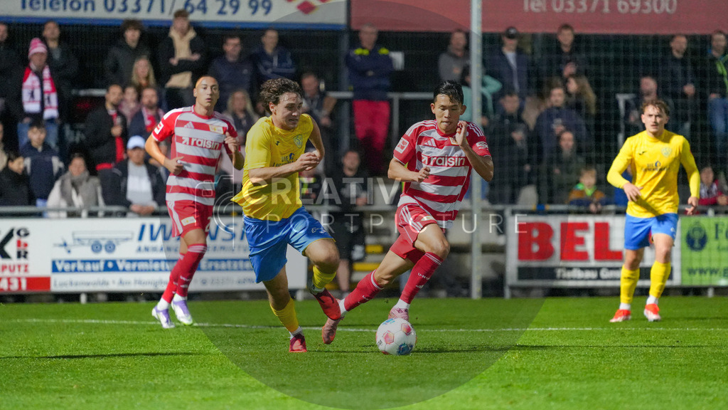 Fußball, Herren, Saison 2025/2026, Testspiel, Freundschaftsspiel, FSV 63 Luckenwalde vs. 1.FC Union Berlin, Mittwoch 08.10.2025, Werner-Seelenbinder-Stadion Luckenwalde, | Fußball, Herren, Saison 2025/2026, Testspiel, Freundschaftsspiel, FSV 63 Luckenwalde vs. 1.FC Union Berlin, Mittwoch 08.10.2025, Werner-Seelenbinder-Stadion Luckenwalde, Im Bild: Max Hathaway (l. Luckenwalde) und Wooyeong Jeong (r. Union) - Realisiert mit Pictrs.com