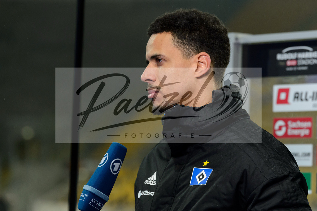SGDHSV20220114_181 | Fussball, Herren: Robert Glatzel (Hamburger SV) schaut bei dem Spiel der 2. Bundesliga zwischen SG Dynamo Dresden und Hamburger SV im Rudolf-Harbig-Stadion am 14.01.2022 in Dresden, Deutschland.DFB / DFL REGULATIONS PROHIBIT ANY USE OF PHOTOGRAPHS AS IMAGE SEQUENCES AND/OR QUASI-VIDEO. - Realisiert mit Pictrs.com