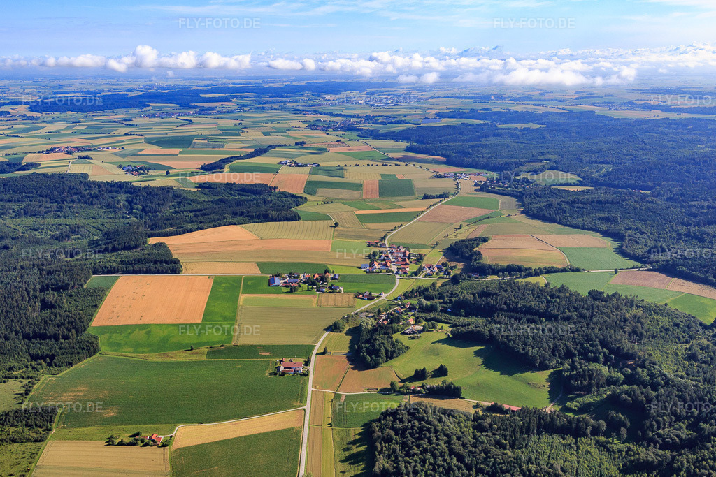 Luftbild: Ortsansicht von Süden im Ortsteil Neuhofen in Laberweinting im Bundesland Bayern in Deutschland. Foto: IMG_090556.jpg vom 03.07.2016 durch Werner Riehm/FLY-FOTO.de