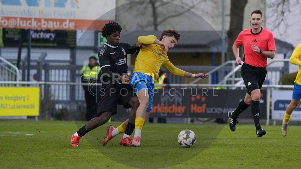 Fußball, Herren, Saison 2025/2026, Regionalliga Nordost, 18. Spieltag, FSV 63 Luckenwalde vs. FC Rot-Weiß Erfurt, Samstag 06.12.2025, Werner-Seelenbinder-Stadion Luckenwalde, | Fußball, Herren, Saison 2025/2026, Regionalliga Nordost, 18. Spieltag, FSV 63 Luckenwalde vs. FC Rot-Weiß Erfurt, Samstag 06.12.2025, Werner-Seelenbinder-Stadion Luckenwalde, Im Bild: Ayooluwa David Adesida (l. Erfurt) und Tim Schleinitz (r. Luckenwalde) - Realisiert mit Pictrs.com