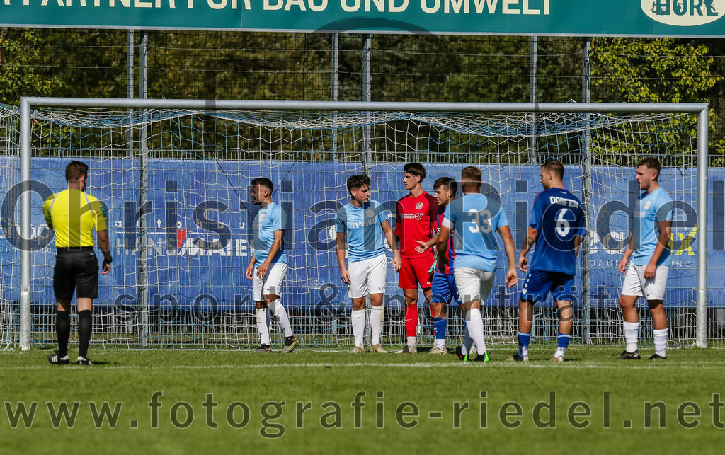2023-09-16_099_FC_Langengeisling_gegen_TSV_Dorfen | Erding, Deutschland, 16.09.2023:
Fußball, Bezirksliga Oberbayern Ost 2023 / 2024, 9. Spieltag, FC Langengeisling gegen TSV Dorfen, Endergebnis: 3:1

Schiedsrichter Raffael Dauner, Maximilian Hintermaier (FC Langengeisling, #13), Maximilian Maier (FC Langengeisling, #10), Torwart Michael Hierl (FC Langengeisling, #1), Hannes Dornauer (FC Langengeisling, #33), Florian Brenninger (TSV Dorfen, #6), David Riederle (FC Langengeisling, #14)

Foto: Christian Riedel / fotografie-riedel.net