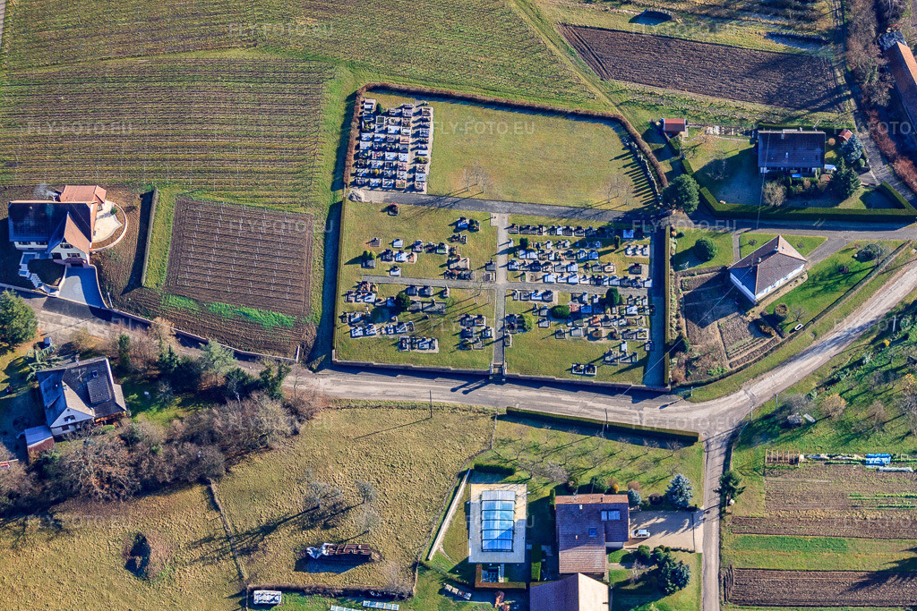 Vue aérienne: Cimetière à Steinseltz dans le département Bas Rhin, France – .Photo: IMG_48433.jpg prise le 11/12/2011 par Werner Riehm/FLY-FOTO.eu – Résolution de l'original: 4752 x 3168 px
