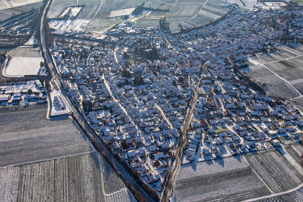 Ortsansicht von Norden im Winter bei Schnee | Luftbild: Ortsansicht von Norden im Winter bei Schnee in Insheim im Bundesland Rheinland-Pfalz in Deutschland. Foto: IMG_135577.jpg vom 16.12.2022 durch ©2025 Werner Riehm fly-foto.de/copyright - Realisiert mit Pictrs.com