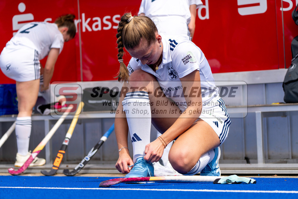 Final4_20250601-1013-HK108202 | Krefeld, Deutschland, 01.06.2025:  Feldhockey Final4 2025 – „Deutsche Feldhockey-Meisterschaften 2025“ Harvestehuder HTC - Düsseldorfer HC (Finale Damen) im Gerd-Wellen-Hockeyanlage am 01.06.2025 in Krefeld, Deutschland. (Foto von Kramhöller/Fehrmann/Kaste)Krefeld, Germany, 01.06.2025: Feldhockey Final4 2025 – „Deutsche Feldhockey-Meisterschaften 2025“ Harvestehuder HTC - Düsseldorfer HC (Finale Damen) in Gerd-Wellen-Hockeyanlage at 01.06.2025 in Krefeld, Deutschland. (Foto from Kramhöller/Fehrmann/Kaste)