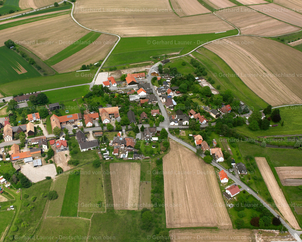 2627084 | ODELSHOFEN 09.06.2006 Landwirtschaftliche Nutzflächen und Feldgrenzen  umsäumen das Siedlungsgebiet des Dorfes in Odelshofen im Bundesland Baden-Württemberg, Deutschland // Agricultural land and field boundaries surround the settlement area of the village  in Odelshofen in the state Baden-Wuerttemberg, Germany Foto: Gerhard Launer