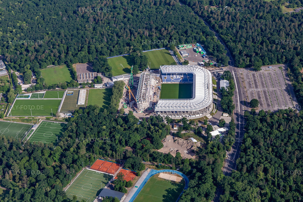 Luftbild: Baustelle des Stadionneubaus des Karlsruher Sport-Club GmbH & Co. KGaA im Ortsteil Innenstadt-Ost in Karlsruhe im Bundesland Baden-Württemberg in Deutschland. Foto: IMG_131593.jpg vom 22.05.2022 durch Werner Riehm/FLY-FOTO.deKarlsruher SC