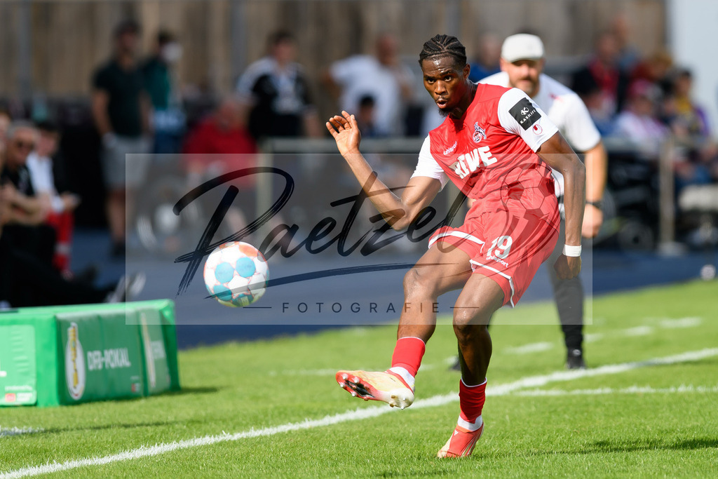 JENKOE20210808_266 | Fussball, Herren: Kingsley Ehizibue (1. FC Koeln) in Aktion, am Ball, Einzelaktion beim Spiel der 1. Runde im DFB-Pokal zwischen FC Carl Zeiss Jena und 1. FC Koeln im Ernst-Abbe-Sportfeld am 08.08.2021 in Jena, Deutschland.DFB / DFL REGULATIONS PROHIBIT ANY USE OF PHOTOGRAPHS AS IMAGE SEQUENCES AND/OR QUASI-VIDEO. - Realisiert mit Pictrs.com
