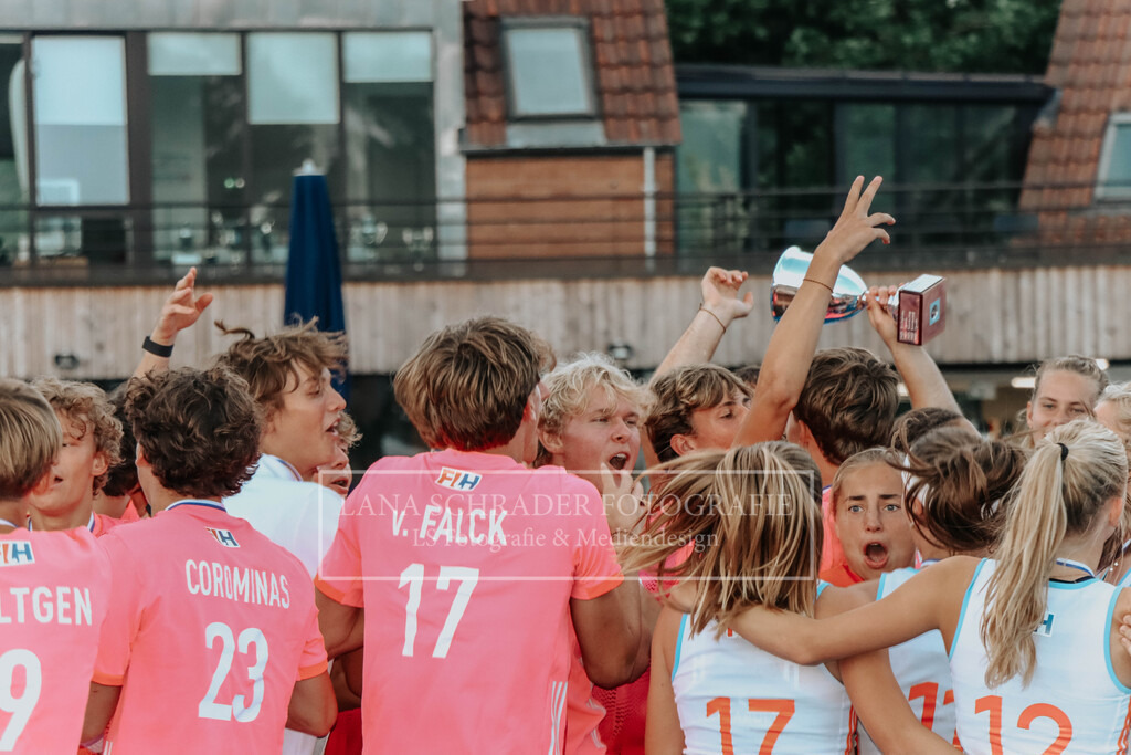 EM_MU18_F_GER-BEL_Lille_bearbeitet_Pokalbilder (36 von 137) | lanaschraderfotografie - Realisiert mit Pictrs.com