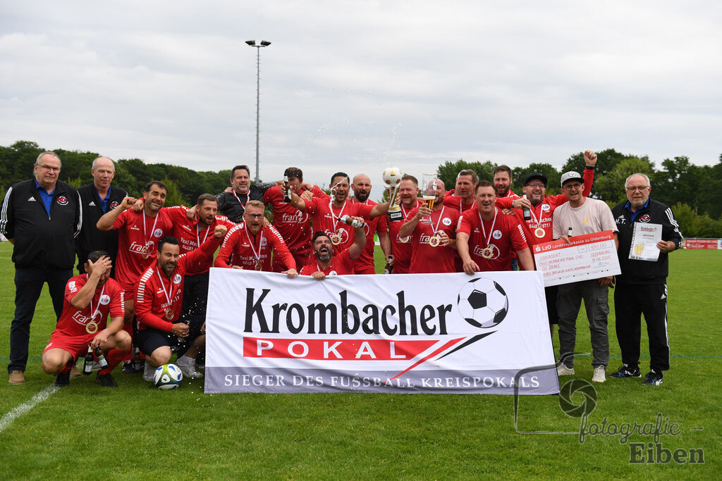 SV Brake Ü40-BW Bümmerstede (Ü40) | Kreispokal Finale Jade-Weser-Hunte Ü40; SV Brake Ü40 (rot)-BW Bümmerstede Ü40 (weiß) am 15.06.2025 in Rastede (Sportanlage Köttersweg), Photo: Philip Eiben 2025 - Realisiert mit Pictrs.com