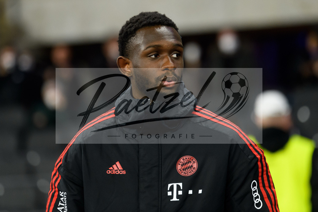 BSCFCB20220123_220 | Fussball, Herren: Tanguy Nianzou (FC Bayern Muenchen) schaut bei dem Spiel der 1. Bundesliga zwischen Hertha BSC und FC Bayern Muenchen im Olypiastadion am 23.01.2022 in Berlin, Deutschland.DFB / DFL REGULATIONS PROHIBIT ANY USE OF PHOTOGRAPHS AS IMAGE SEQUENCES AND/OR QUASI-VIDEO. - Realisiert mit Pictrs.com
