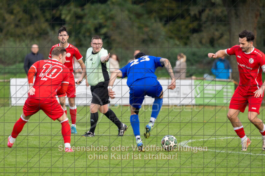 20251019_165456_0288 | #,FV Vorwärts Faurndau (rot) vs. TSV RSK Esslingen (blau), Fußball, Bezirksliga - Bezirk Neckar/Fils, 09. Spieltag, Saison 2025/2026, Rasenplatz, Im Dittlau 2, 73035 Göppingen, 19.10.2025 - 15:30 Uhr,Foto: PhotoPeet-Sportfotografie/Peter Harich