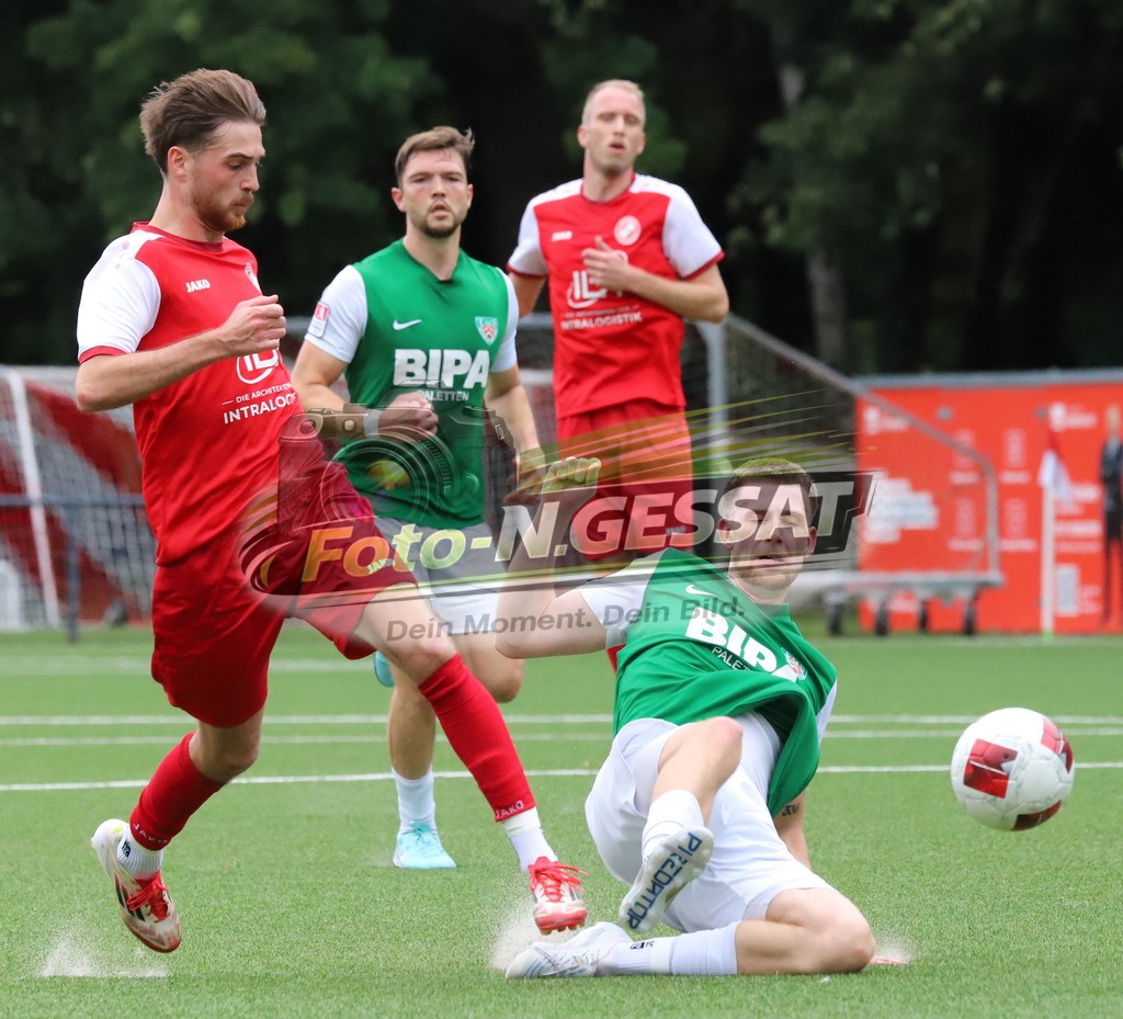 FC RW Kirchlengern - TuS Dornberg | Auf dem Bild zu sehen: rot FC RW Kirchlengern: Levin Güzelel ; grün TuS Dornberg: Noah FritzFC RW Kirchlengern, TuS Dornberg, Saison 25/26, Landesliga, Kirchlengern, Deutschland - Realisiert mit Pictrs.com