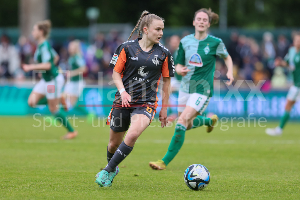 Fussball, Google Pixel Frauen-Bundesliga, SV Werder Bremen - MSV Duisburg | v.li.: Paula Flach (MSV Duisburg, 5) am Ball, Einzelbild, Ganzkörper, Aktion, Action, Spielszene, DIE DFB-RICHTLINIEN UNTERSAGEN JEGLICHE NUTZUNG VON FOTOS ALS SEQUENZBILDER UND/ODER VIDEOÄHNLICHE FOTOSTRECKEN. DFB REGULATIONS PROHIBIT ANY USE OF PHOTOGRAPHS AS IMAGE SEQUENCES AND/OR QUASI-VIDEO.
