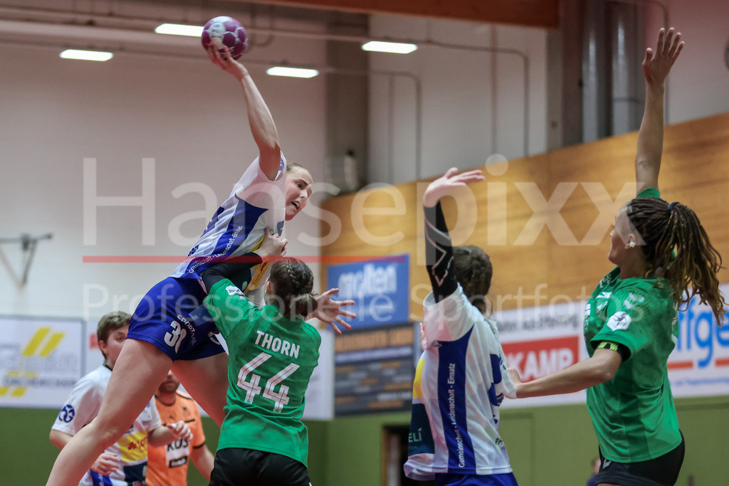 Handball, 2. Bundesliga Frauen, SV Werder Bremen - TSG 1846 Mainz-Bretzenheim | v.li.: Paula Zerhusen (TSG 1846 Mainz-Bretzenheim, 30) beim Wurf, am Ball, Spielszene, Aktion, Action