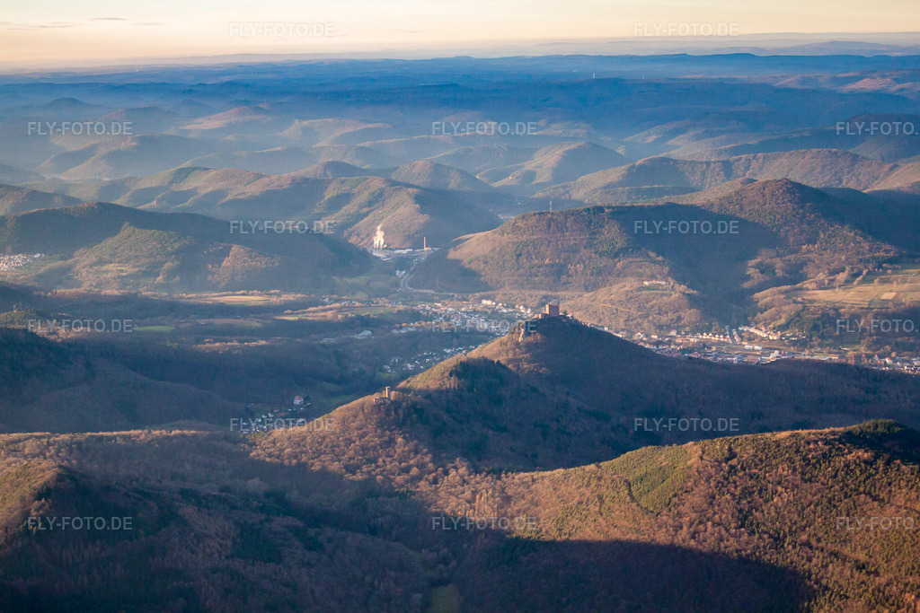 Luftbild: Trifels von Südosten im Ortsteil Bindersbach in Annweiler im Bundesland Rheinland-Pfalz in Deutschland. Foto: IMG_61443.jpg vom 15.12.2013 durch Werner Riehm/FLY-FOTO.de