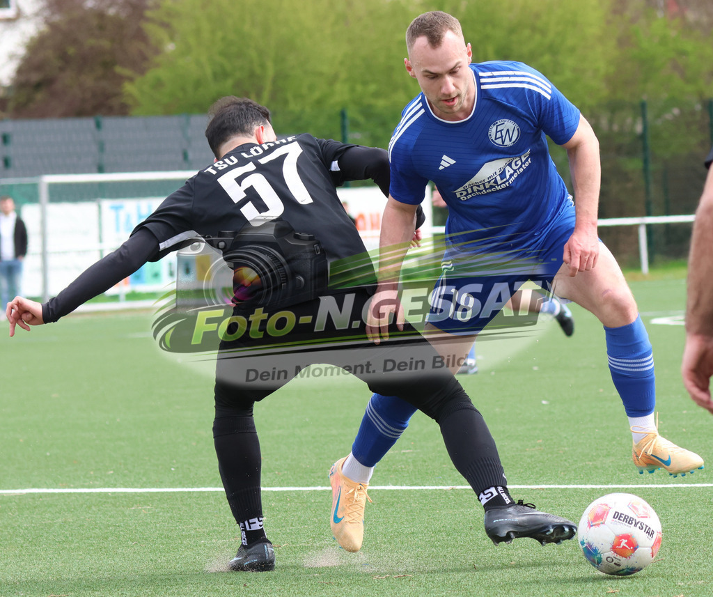 SV Enger-Westerenger - TSV Löhne | Auf dem Bild zu sehen: blau SV Enger-Westerenger: Marlon Meyer ; schwarz TSV Löhne: Ahmet Balcioglu SV Enger-Westerenger, TSV Löhne, Saison 25/26, Kreisliga A, Enger, Deutschland - Realisiert mit Pictrs.com