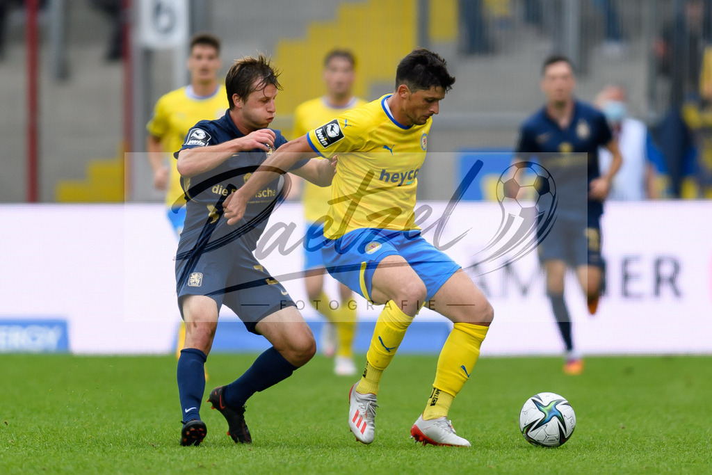 EBSTSV20210828_044 | Fussball, Herren: Richard Neudecker (TSV 1860 Muenchen) und Jannis Nikolaou (Eintracht Braunschweig) im Zweikampf beim Spiel der 3. Liga zwischen Eintracht Braunschweig und TSV 1860 Muenchen im Eintracht-Stadion am 28.08.2021 in Braunschweig, Deutschland.DFB / DFL REGULATIONS PROHIBIT ANY USE OF PHOTOGRAPHS AS IMAGE SEQUENCES AND/OR QUASI-VIDEO. - Realisiert mit Pictrs.com