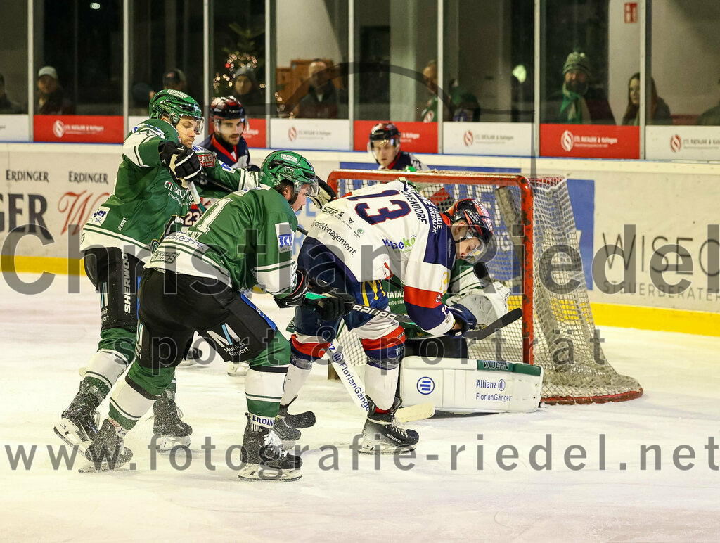 2024-01-05_041_TSV_Erding_gegen_VfE_Ulm-Neu-Ulm | Erding, Deutschland, 05.01.2024:
Eishockey, Bayernliga Vorrunde 2023 / 2024, 22. Spieltag, TSV Erding gegen VfE Ulm/Neu-Ulm, Endergebnis: 7:6

Rudolf Lorenz (Erding Gladiators, #91), Julian Tischendorf (VfE Ulm/Neu-Ulm e. V., #13)

Foto: Christian Riedel / fotografie-riedel.net