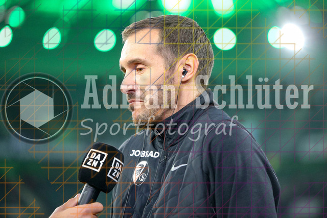 Borussia Mönchengladbach vs SC Freiburg - Bundesliga  | Mönchengladbach, Deutschland, 05.10.25:   Trainer Julian Schuster (SC Freiburg) im Interview waehrend des Spiels der Bundesliga zwischen Borussia Mönchengladbach vs SC Freiburg im Stadion im Borussia Park(Foto von Brauer-Fotoagentur / Adrian Schlueter)