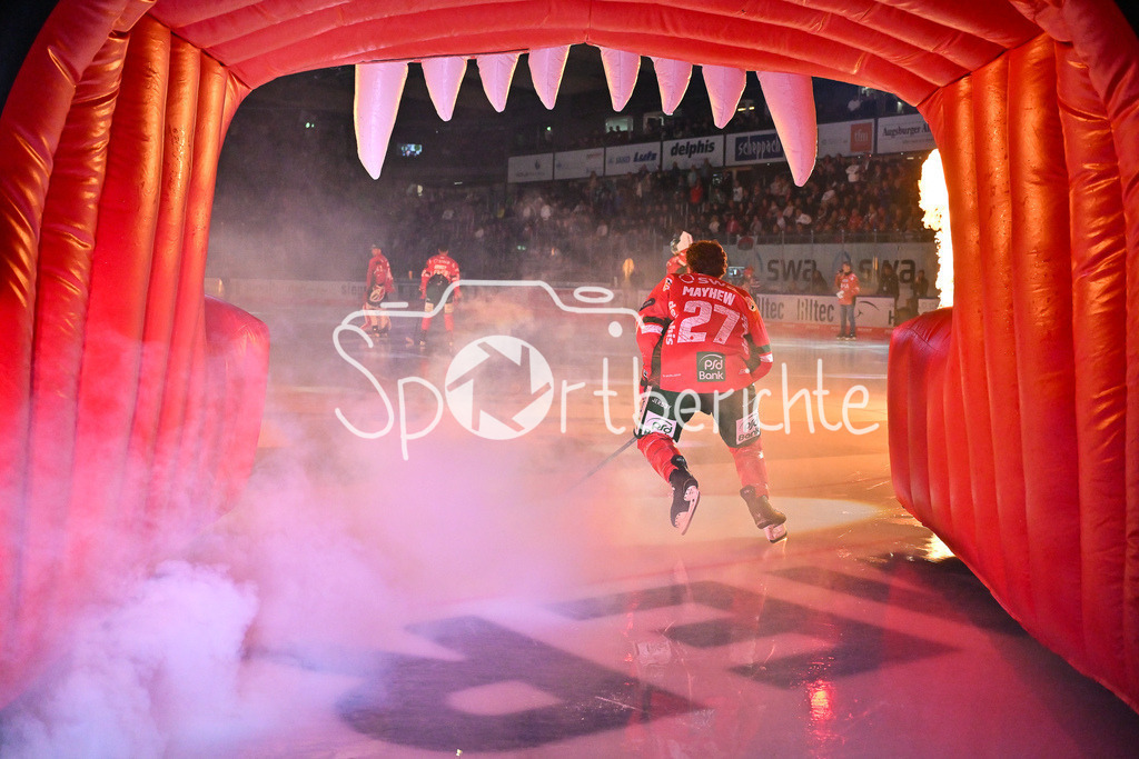 Augsburger Panther - Iserlohn Roosters | Der Einlauf der Augsburger Panther beim Heimspiel gegen Iserlohn - im Bild Kyle MAYHEW (Augsburger Panther 27) / Penny DEL: Augsburger Panther - Iserlohn Roosters; Curt Frenzel Stadion am 21.09.2025