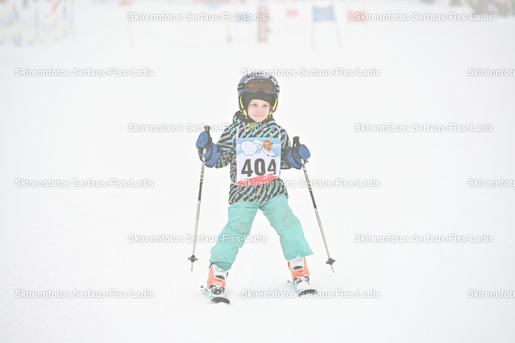 SRF_20.02.2026_0168 | Skirennfotos,Serfaus,Fiss,Ladis,Kinderskirennen,Winter,Tirol,Oberland,skirace,SFL,feelfree,weil wir's genießen,ski,Ski,skifahren,Sonnenplateau, - Realisiert mit Pictrs.com